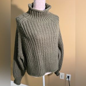 Warm knitted coat. 50% polyester, 45% acrylic, 5% wool.